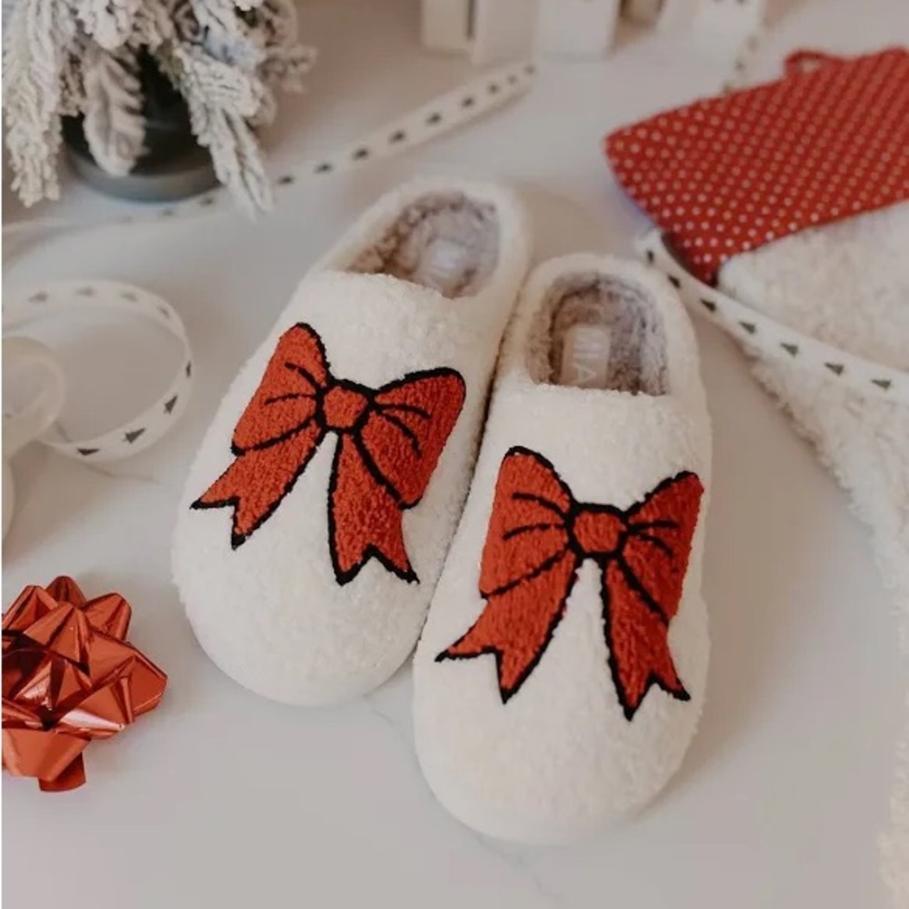 NWT MIA Cozy White Slippers with Red Bow size 7